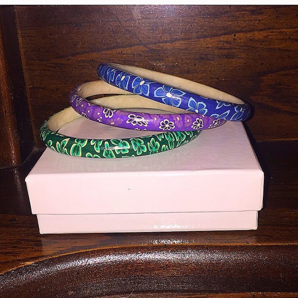 NIB*Vibrant 3 colored bracelets w/ flowers 💐